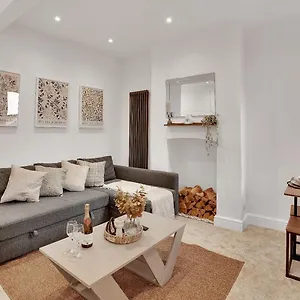 https://the-bay-escape-lovely-3bd-house.cardiffhotelswales.com